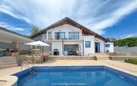 Panoramic sea-views and modern comfort in a two-level property by the sea